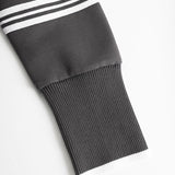 Carla - Retro Sportski Set sa Remenom u Sivo-beloj Boji sa Polu-zatvaračem i Širim Pantalonama